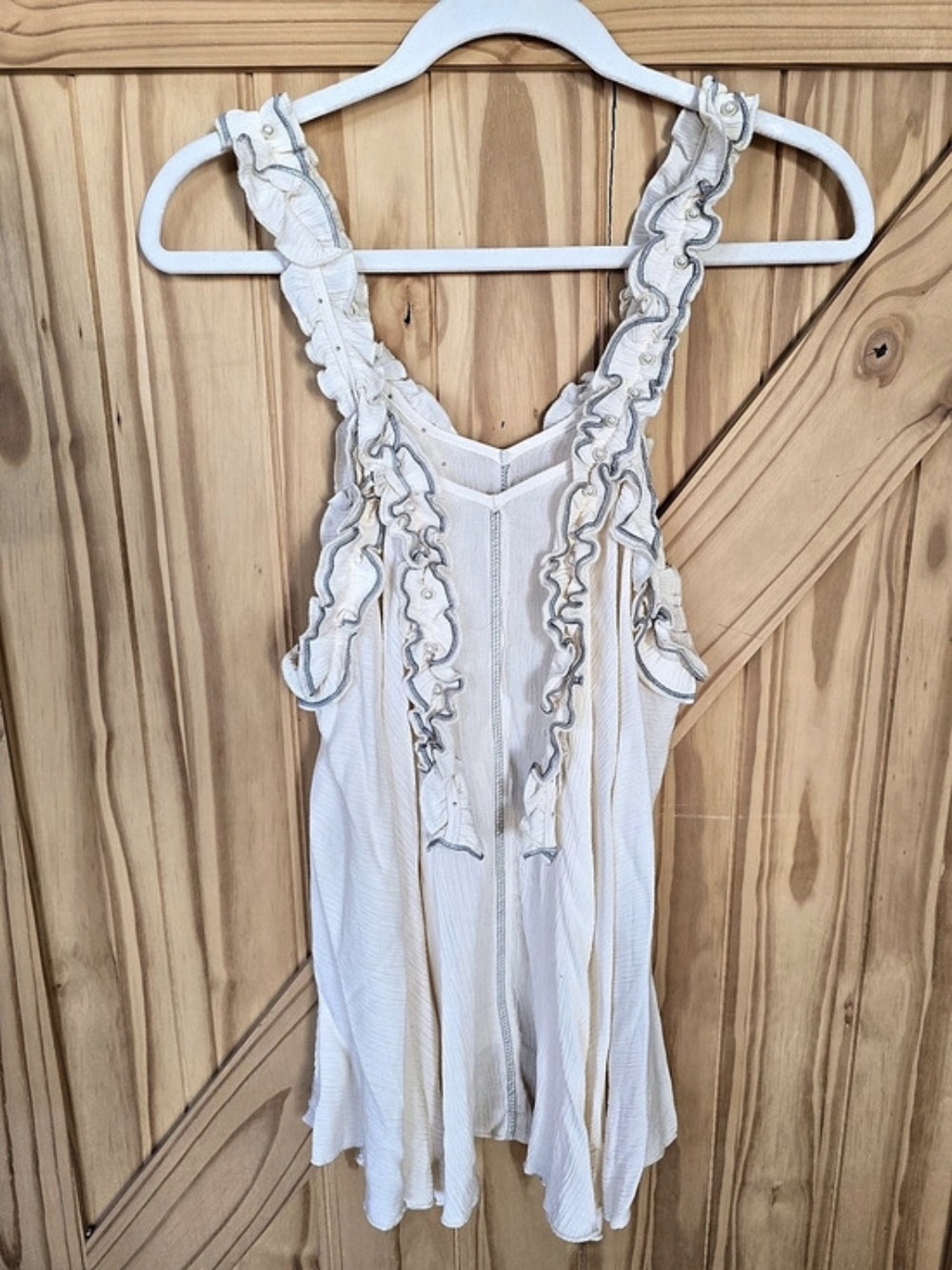 POL Embellished Ruffle Tank in Cream Size Medium NWOT